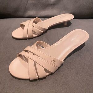 NWOB CALVIN KLEIN Women’s Gabbie Crisscross Kitten Heel Sandals Size 8.5 TAUPE